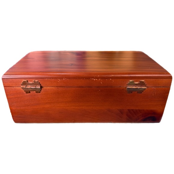 Vintage Lane Cedar Keepsake Box - R.B. Furniture Stores Edition - Picture 7 of 12